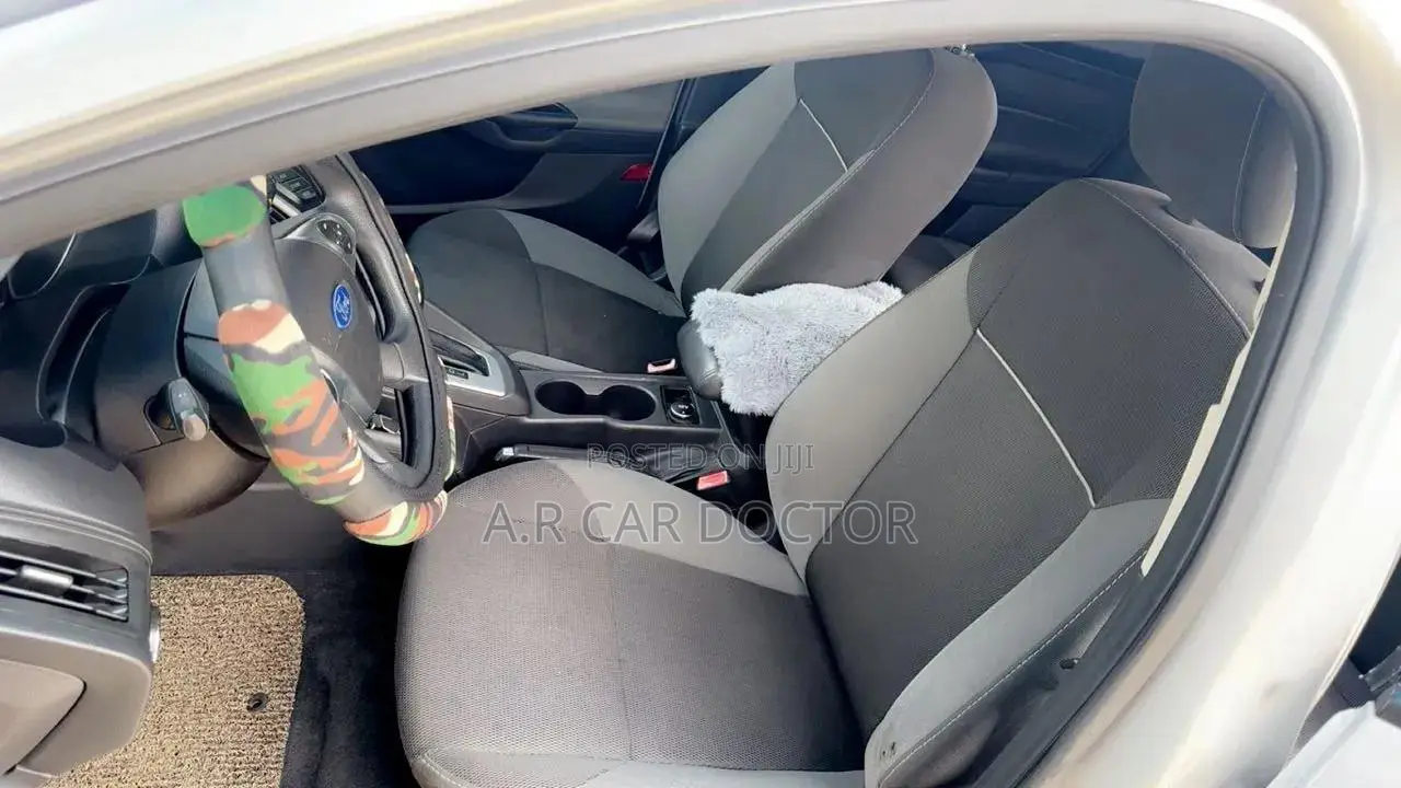 Ford Focus SE Sedan FWD (2.0L 4cyl 5M) 2013 Silver