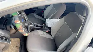 Ford Focus SE Sedan FWD (2.0L 4cyl 5M) 2013 Silver
