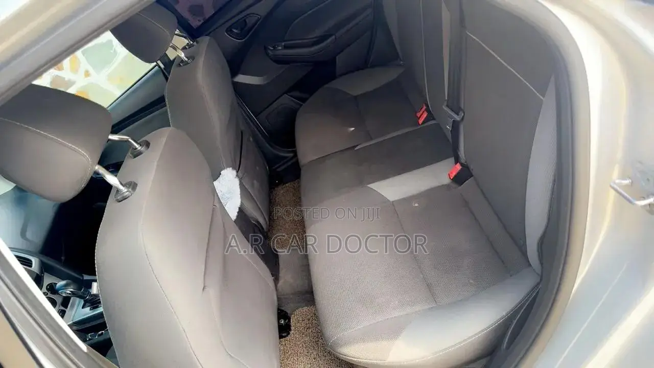 Ford Focus SE Sedan FWD (2.0L 4cyl 5M) 2013 Silver