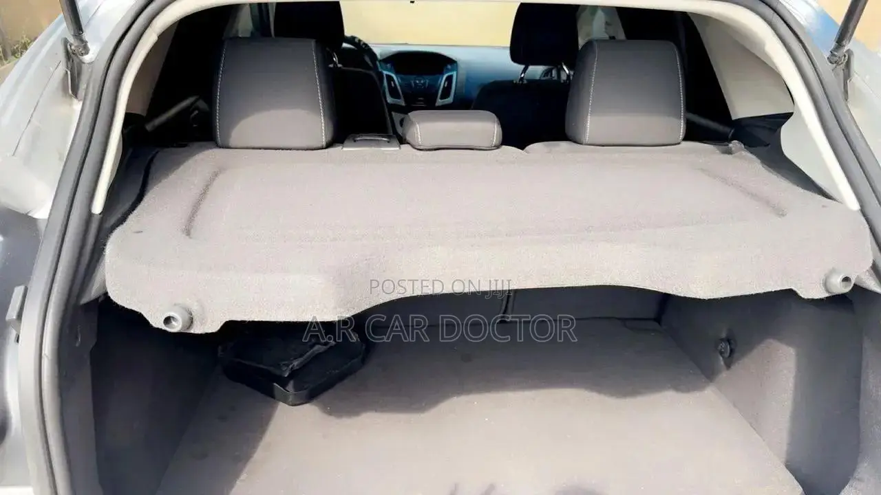 Ford Focus SE Sedan FWD (2.0L 4cyl 5M) 2013 Silver
