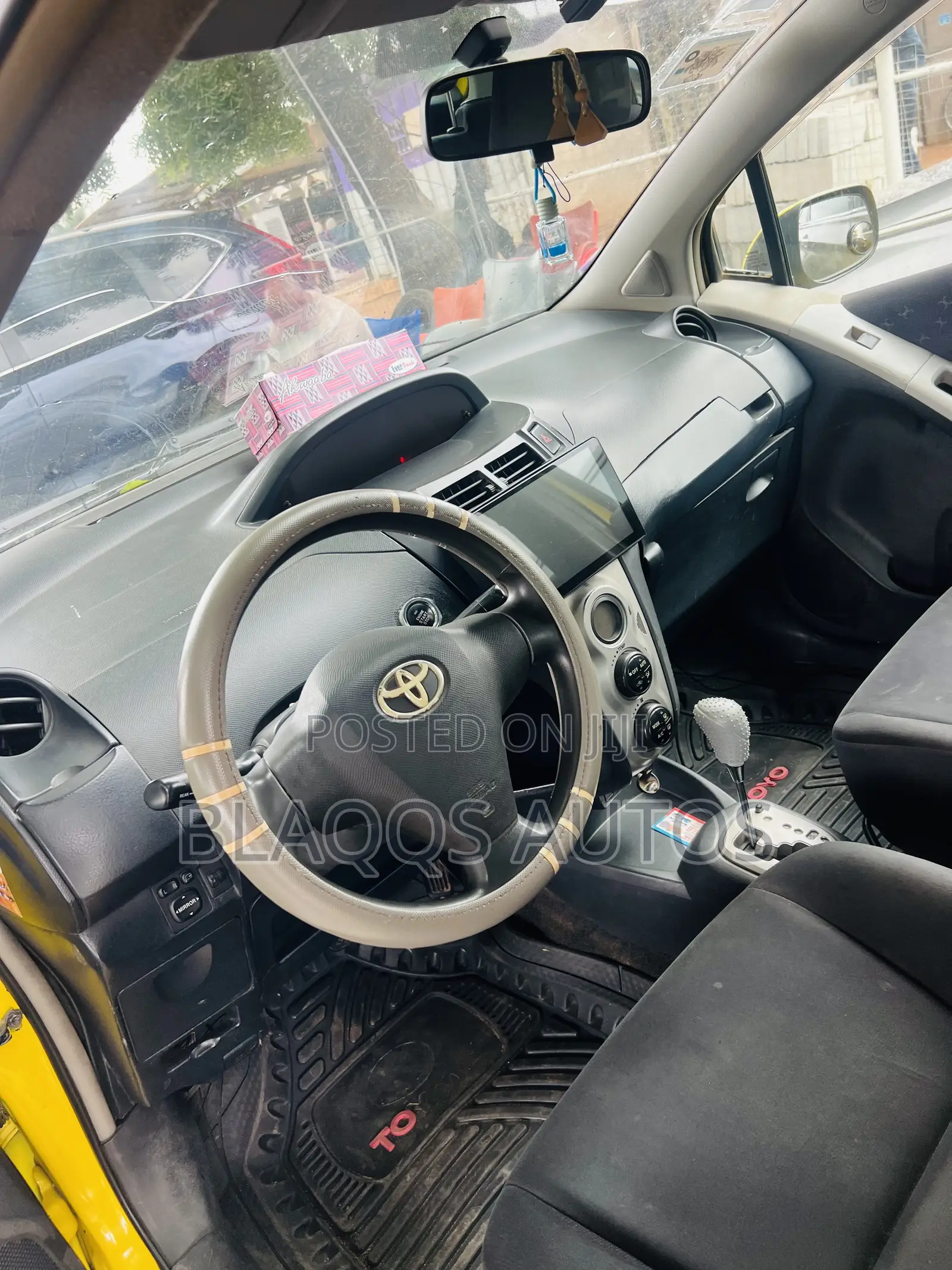 Toyota Vitz 2010 Yellow
