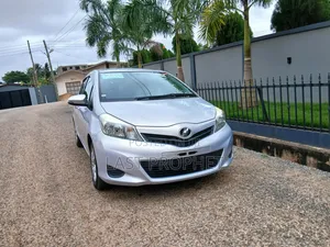 Toyota Vitz 2014 Silver