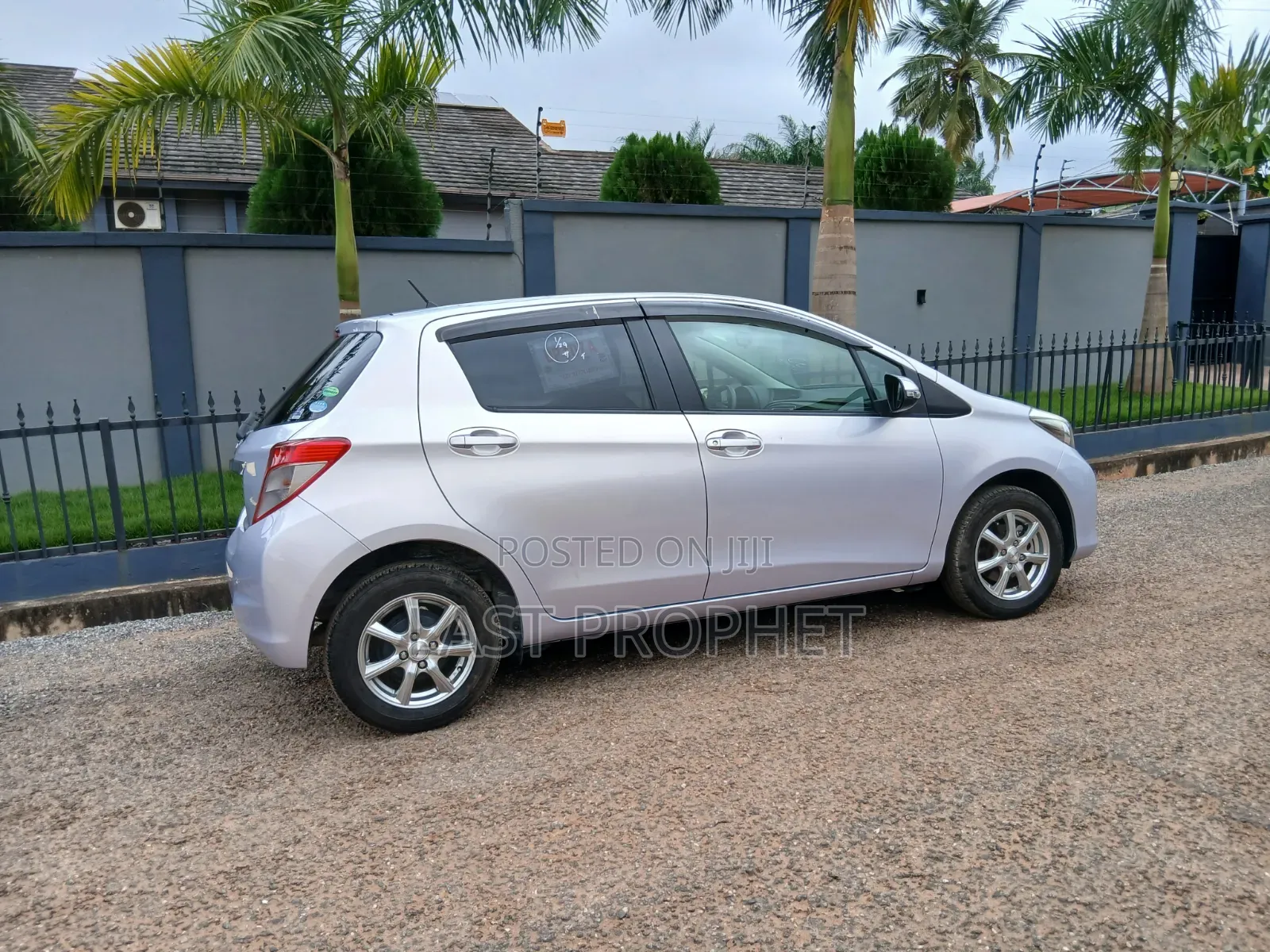 Toyota Vitz 2014 Silver