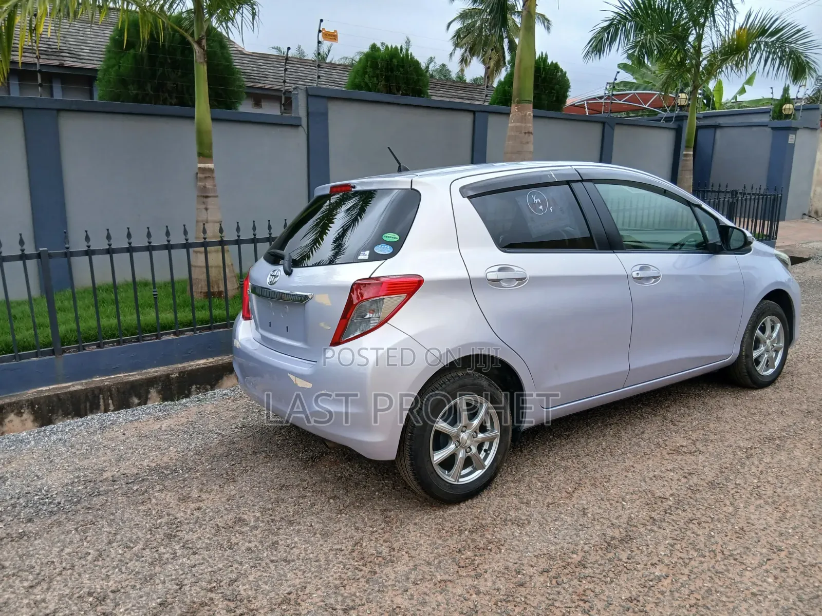 Toyota Vitz 2014 Silver