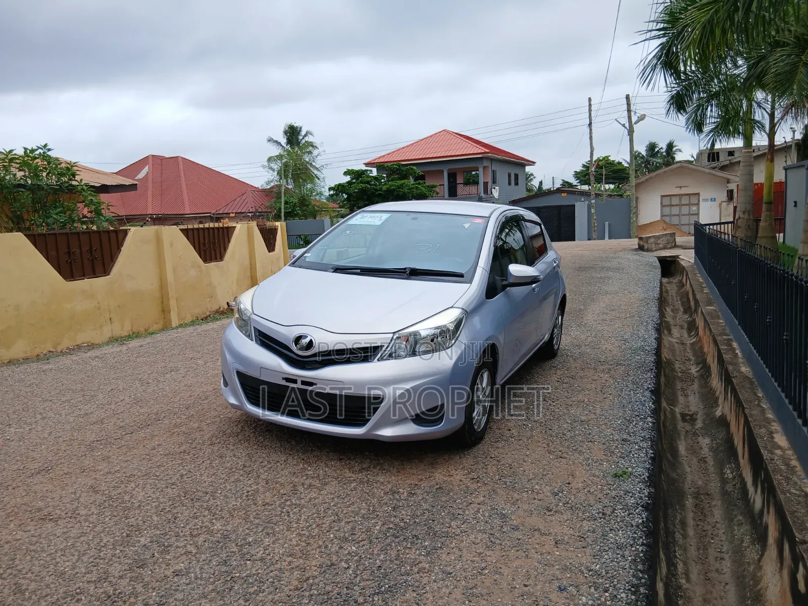 Toyota Vitz 2014 Silver