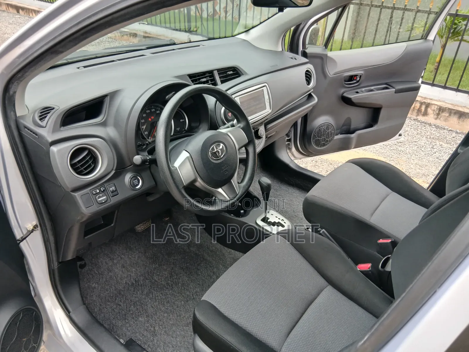Toyota Vitz 2014 Silver