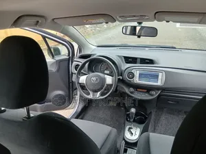 Toyota Vitz 2014 Silver