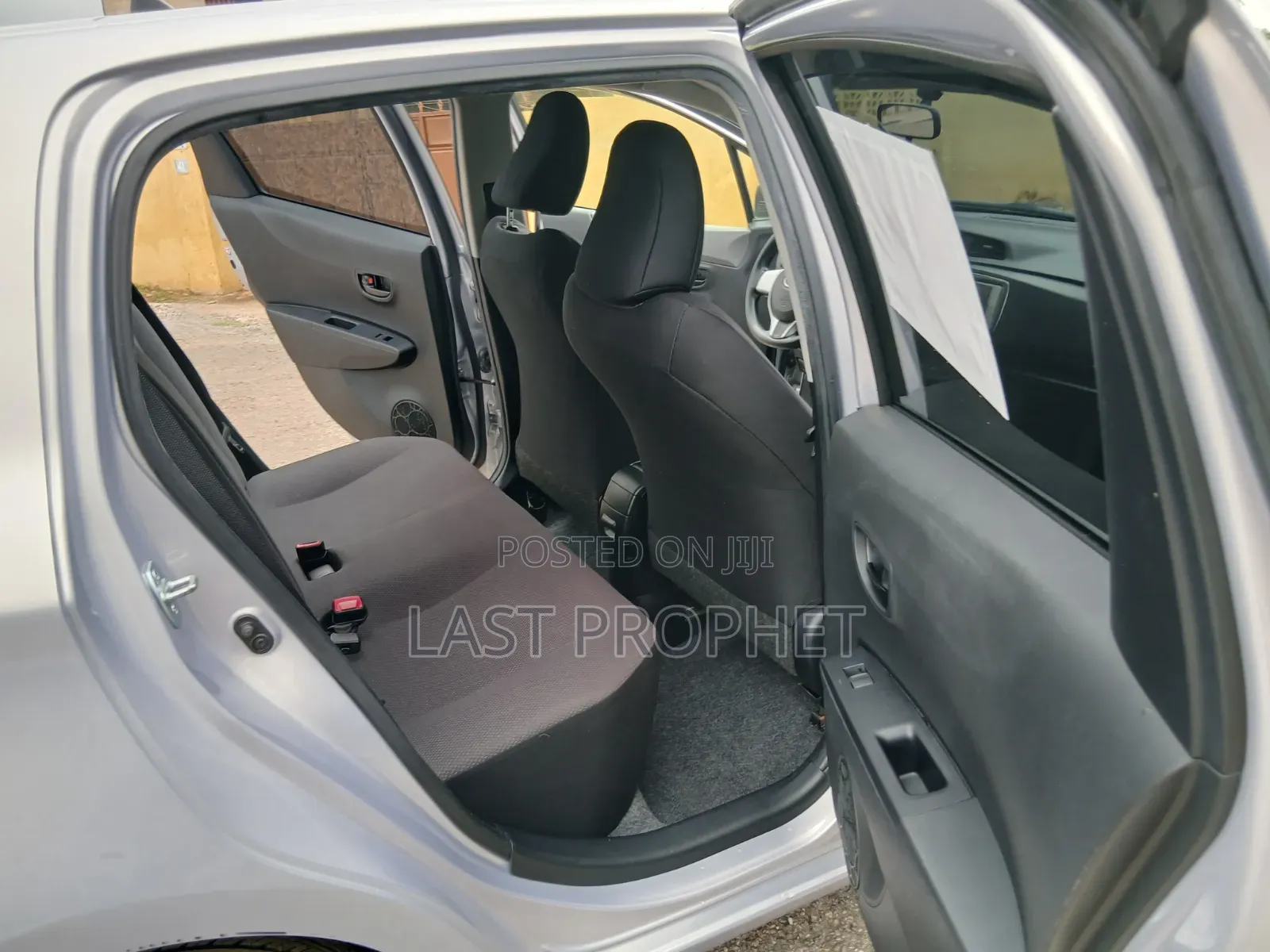 Toyota Vitz 2014 Silver