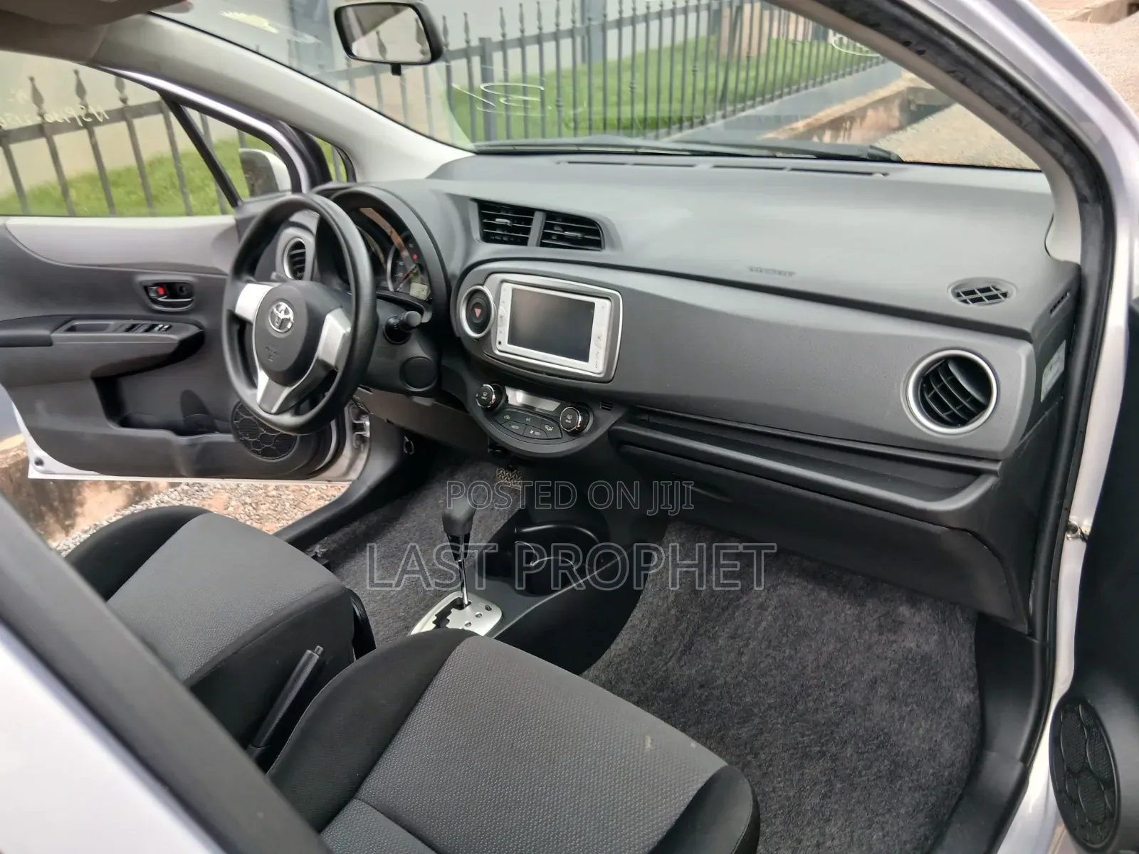 Toyota Vitz 2014 Silver