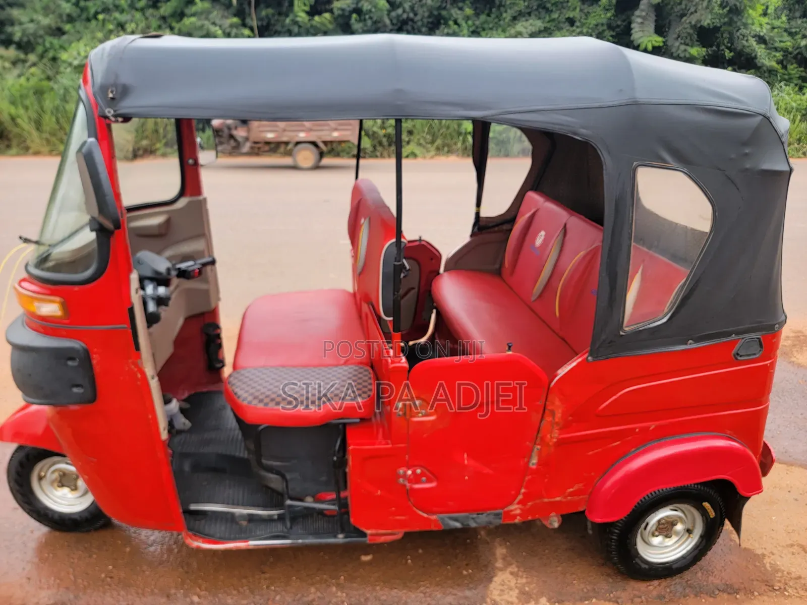 Bajaj Avenger 180 2025 Red