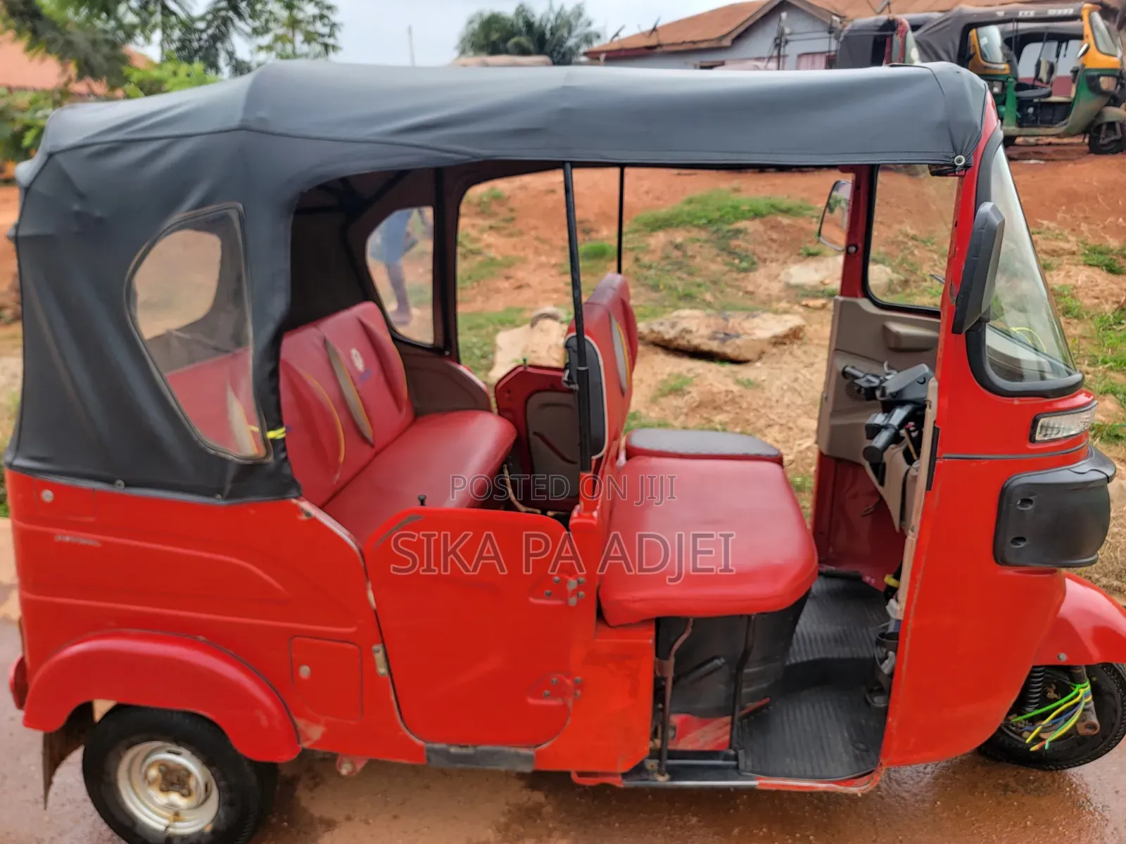 Bajaj Avenger 180 2025 Red