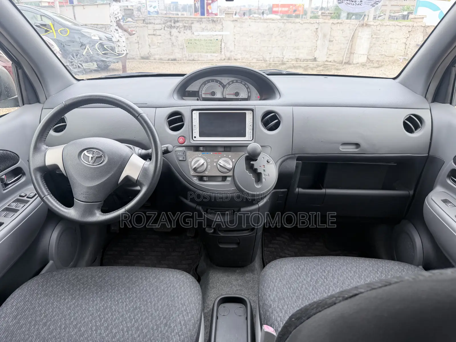 Toyota Sienta 2013 Silver