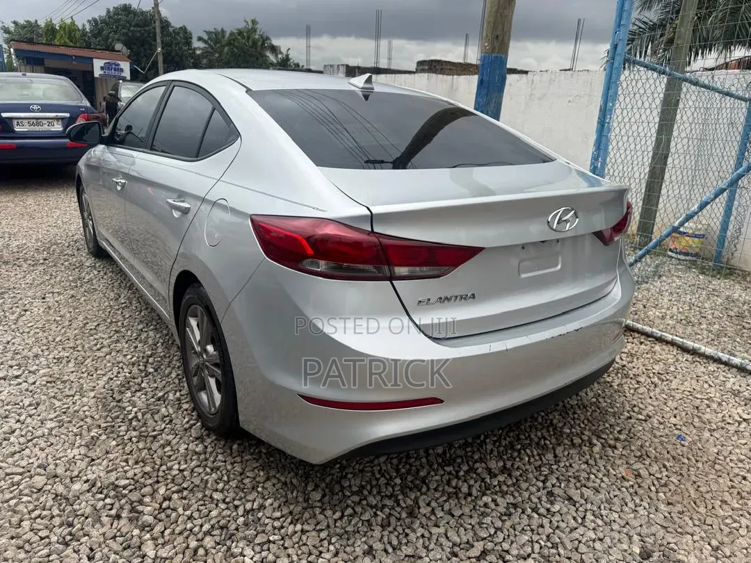 Hyundai Elantra 2017 Silver