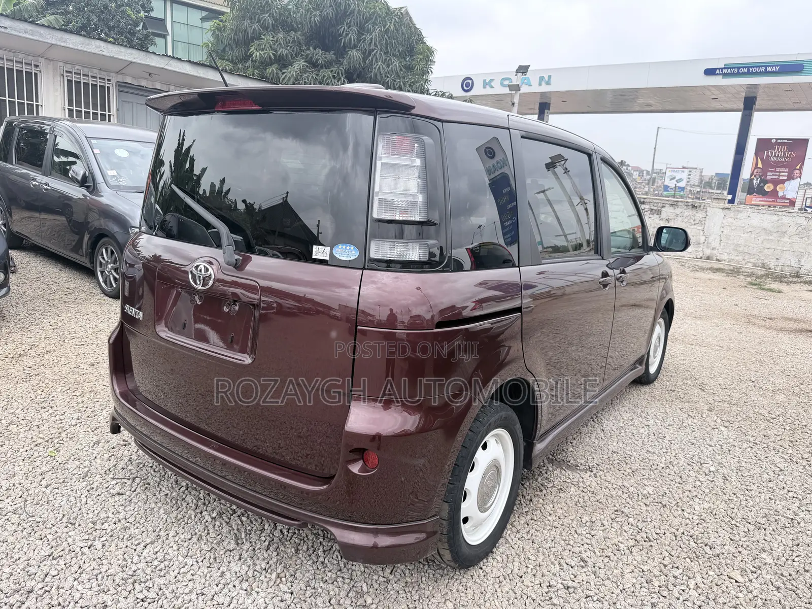 Toyota Sienta 2012 Brown