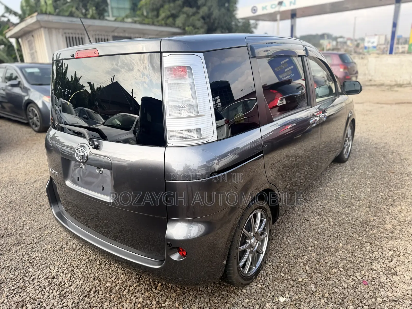 Toyota Sienta 2012 Gray