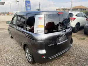Toyota Sienta 2012 Gray