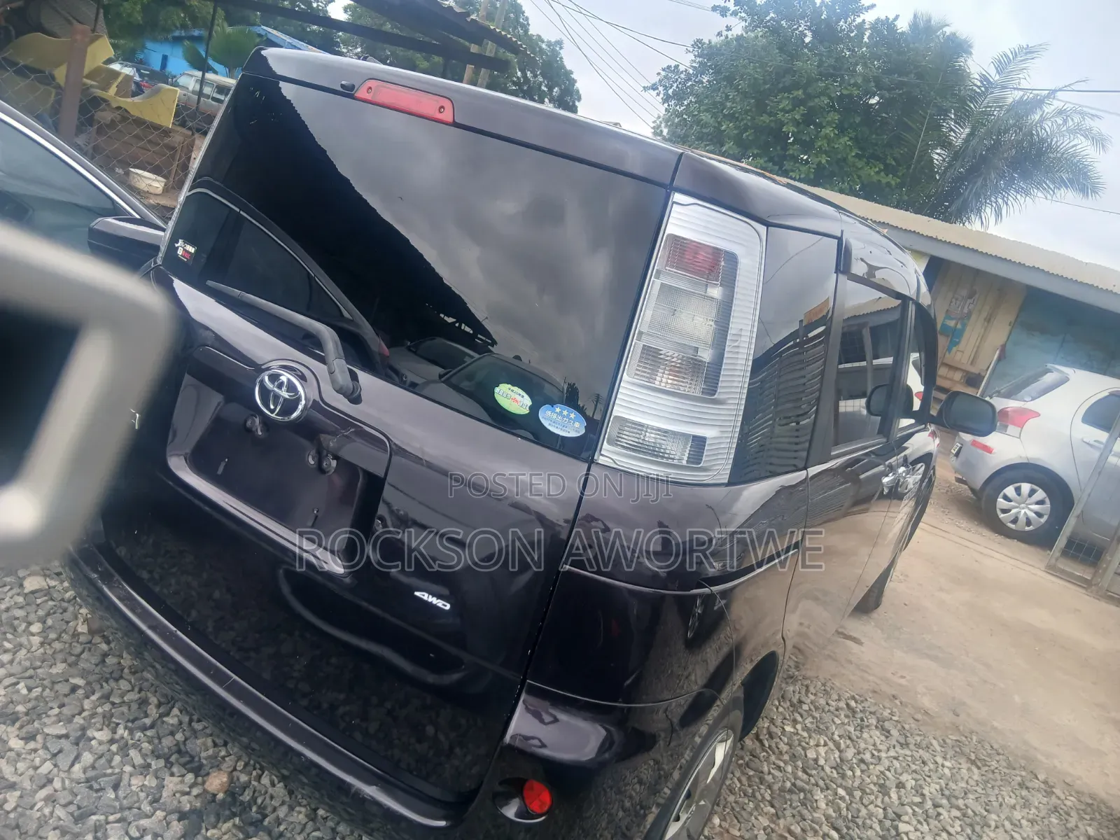 Toyota Sienta 2013 Brown