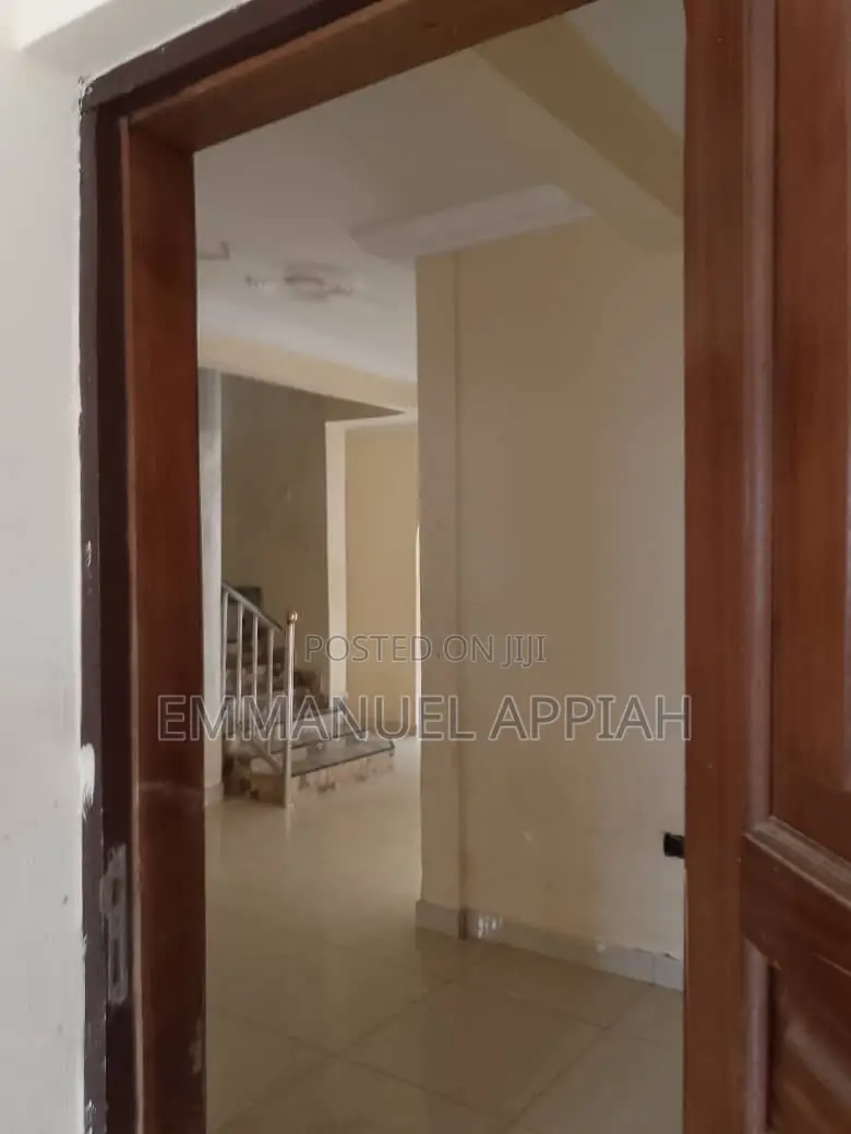 6bdrm House in Gbawe Bluecross for rent