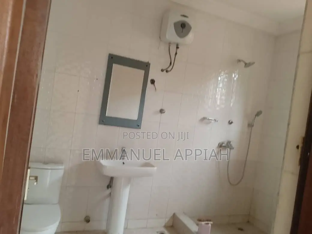 6bdrm House in Gbawe Bluecross for rent