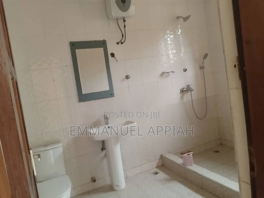 6bdrm House in Gbawe Bluecross for rent