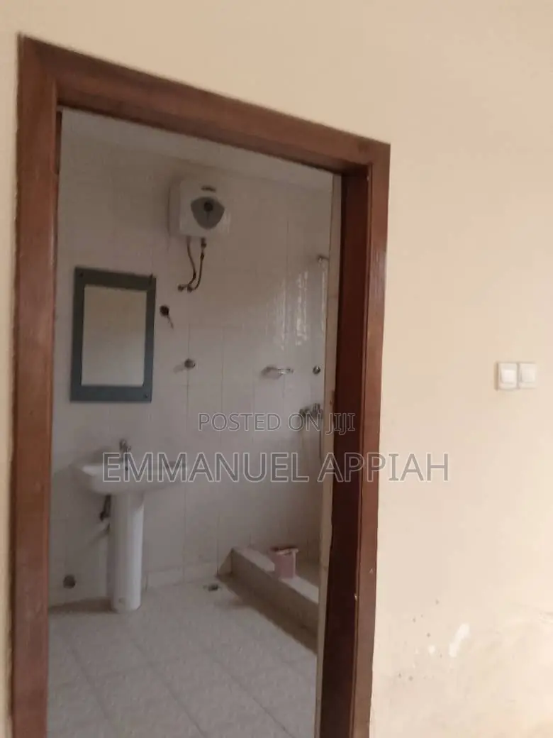 6bdrm House in Gbawe Bluecross for rent