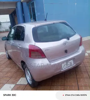 Toyota Vitz 2015 Silver