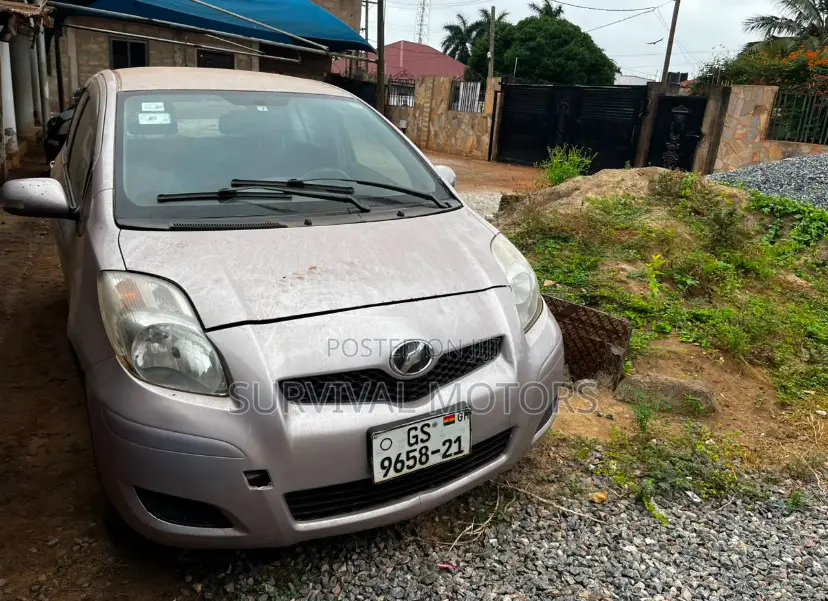 Toyota Vitz 1.0 FWD 3dr 2010 Gray