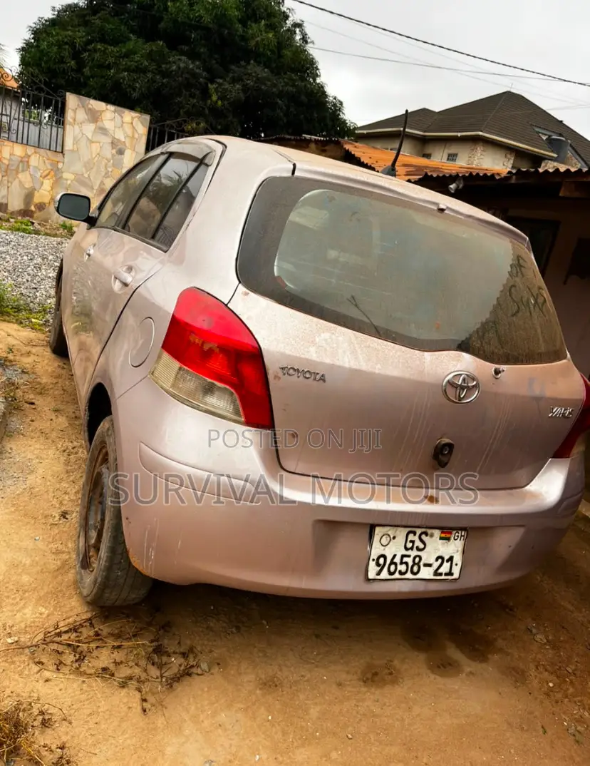 Toyota Vitz 1.0 FWD 3dr 2010 Gray