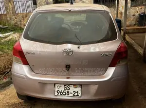 Toyota Vitz 1.0 FWD 3dr 2010 Gray