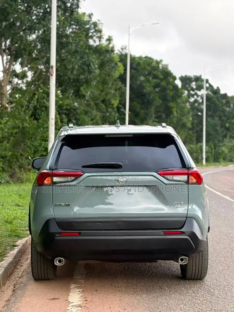 Toyota RAV4 XLE Premium AWD 2023 Gray