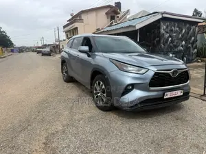 Toyota Highlander XLE 2022 Blue