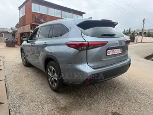 Toyota Highlander XLE 2022 Blue