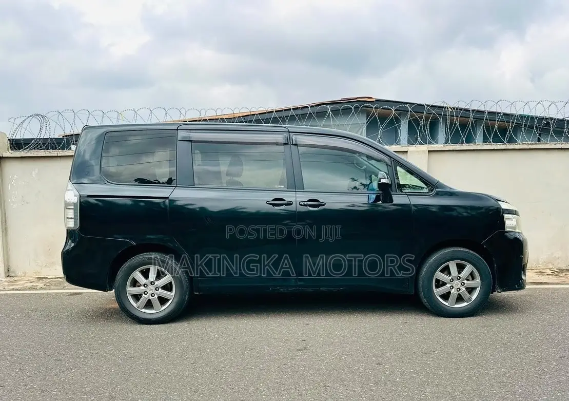 Toyota Voxy V 2WD 8-Seater 2013 Black