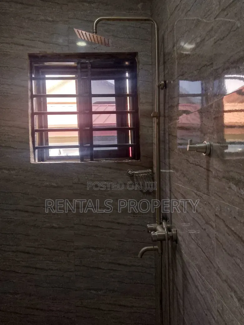 2bdrm Block of Flats in Housing Down for rent