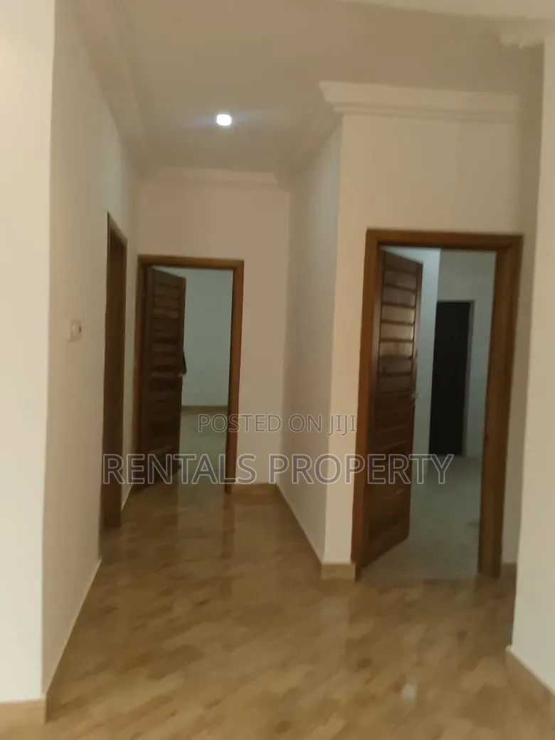 2bdrm Block of Flats in Housing Down for rent