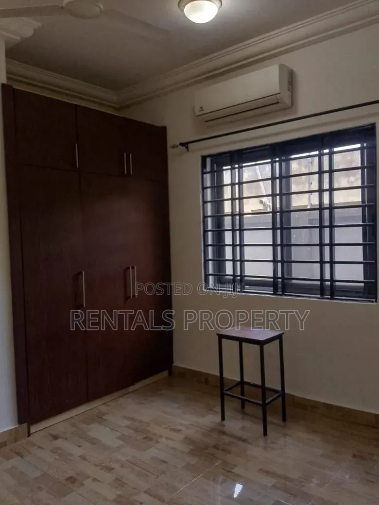 2bdrm Block of Flats in Housing Down for rent