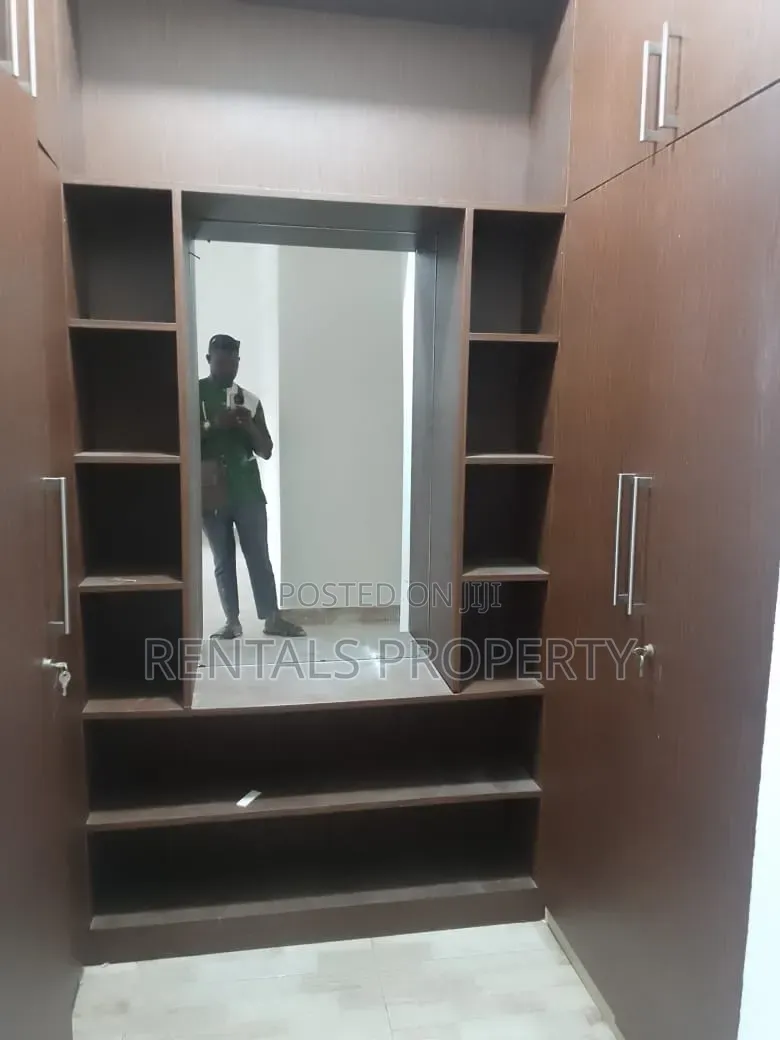 2bdrm Block of Flats in Housing Down for rent