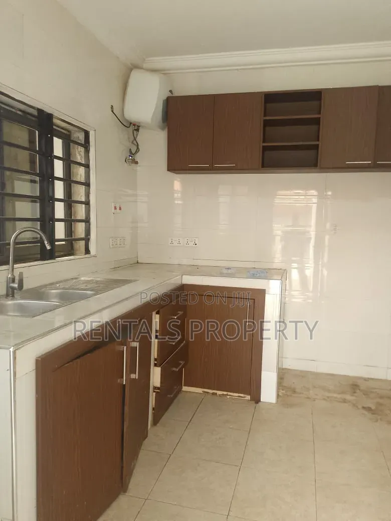 2bdrm Block of Flats in Housing Down for rent