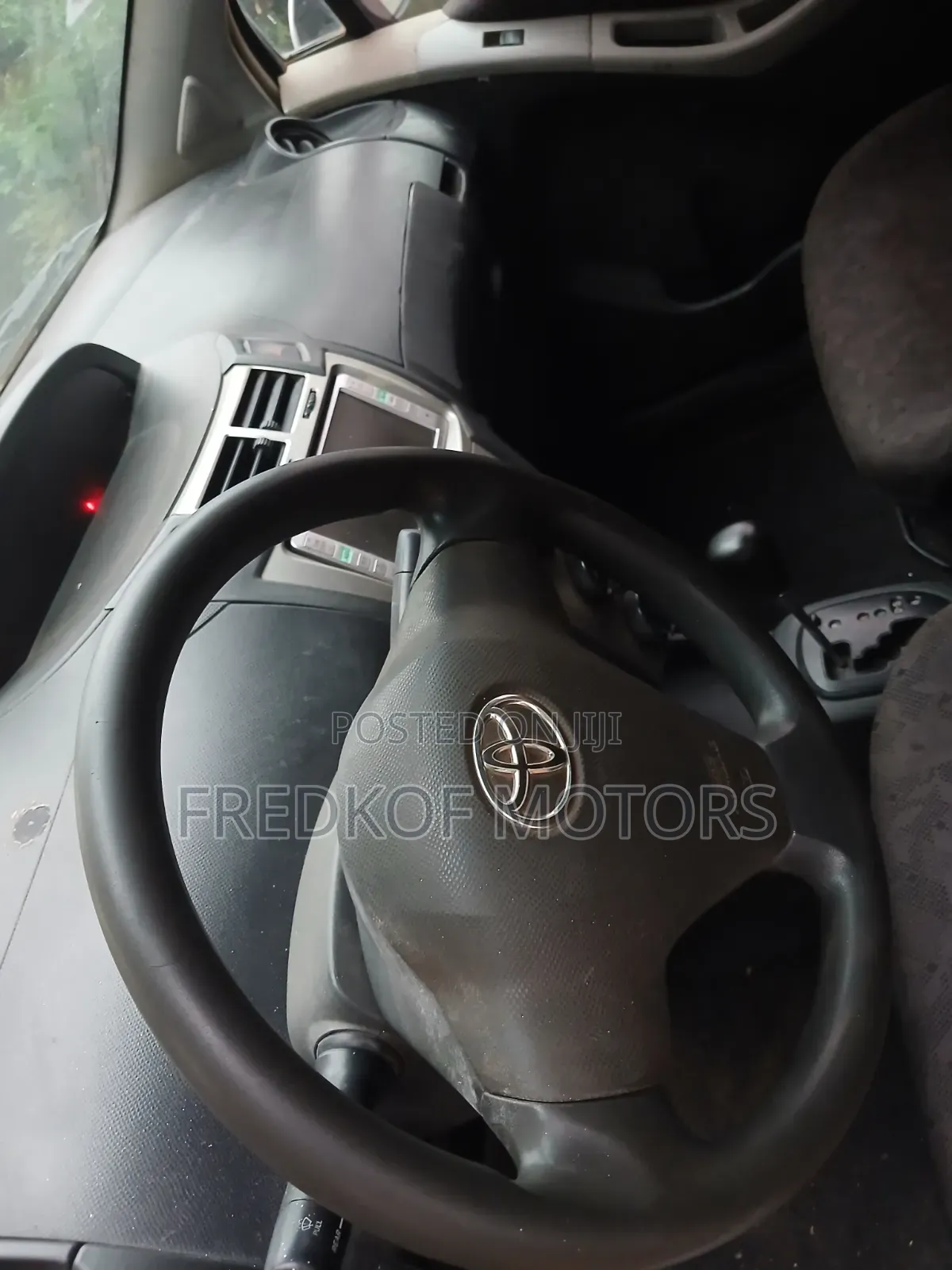 Toyota Vitz 1.3 FWD 3dr 2012 Silver