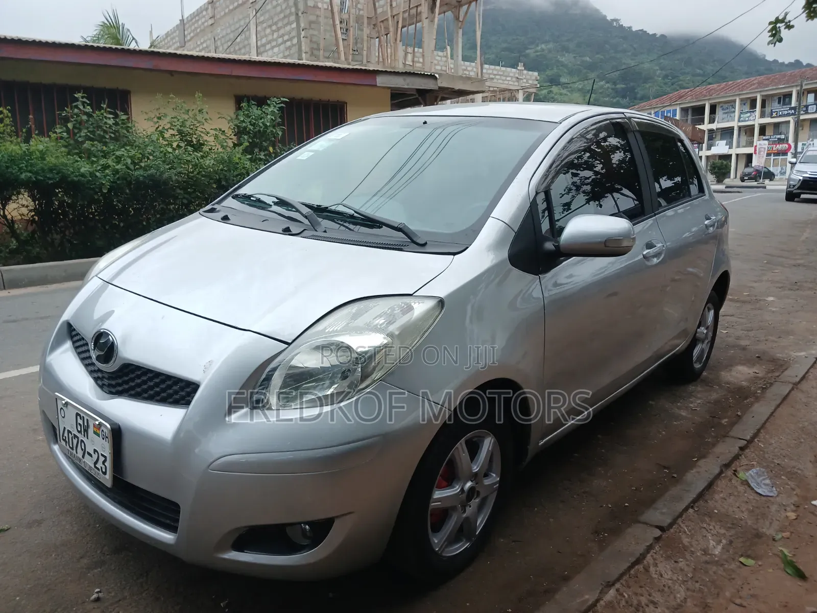 Toyota Vitz 1.3 FWD 3dr 2012 Silver