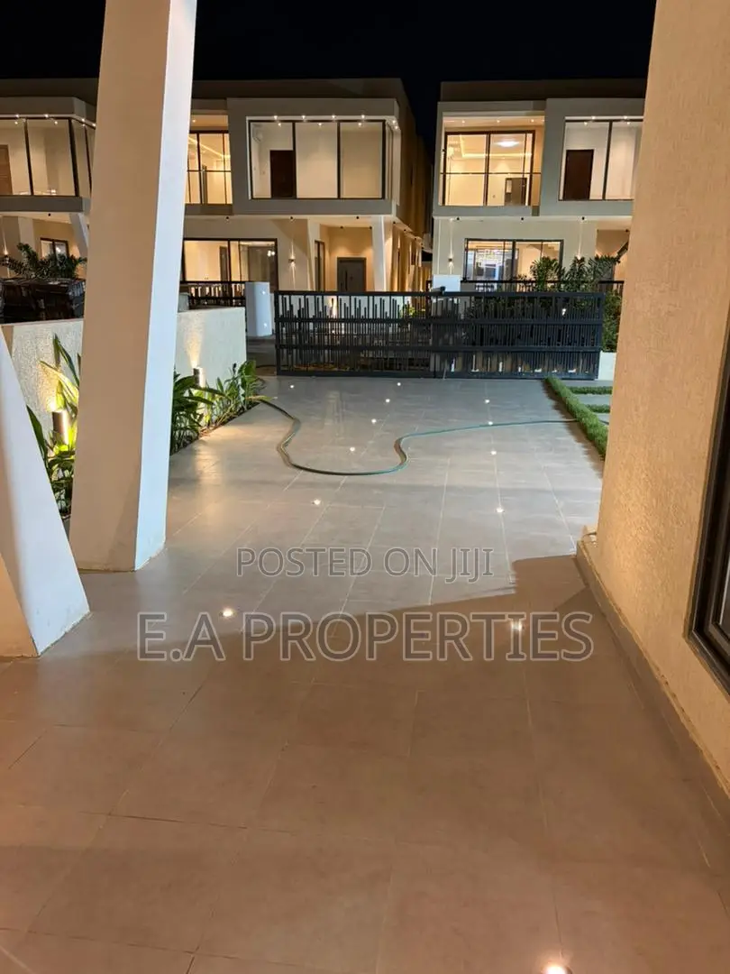 4bdrm Mansion in E A Properties, School Junction for sale