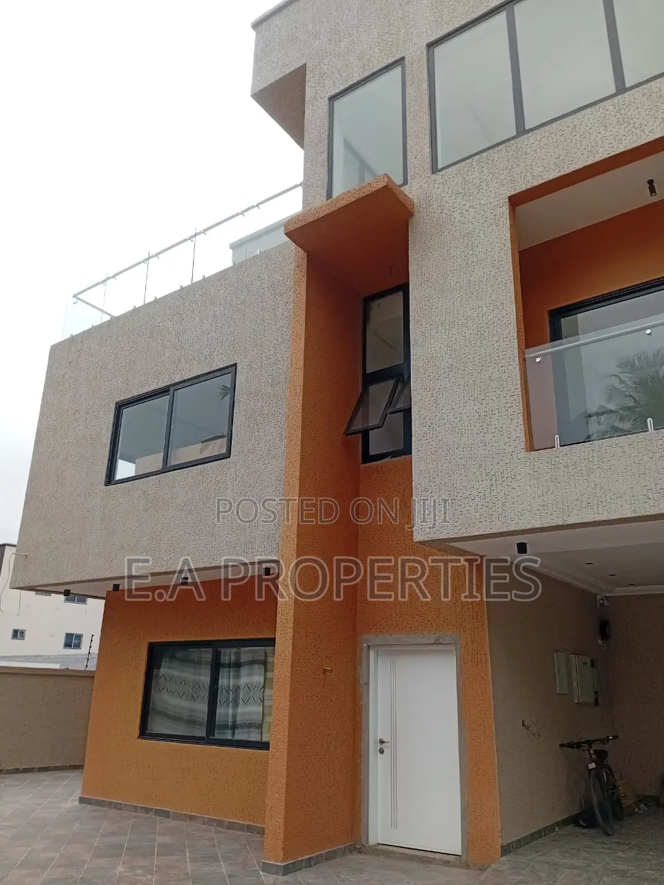 6bdrm House in E A Properties, Ghana Link Area for sale