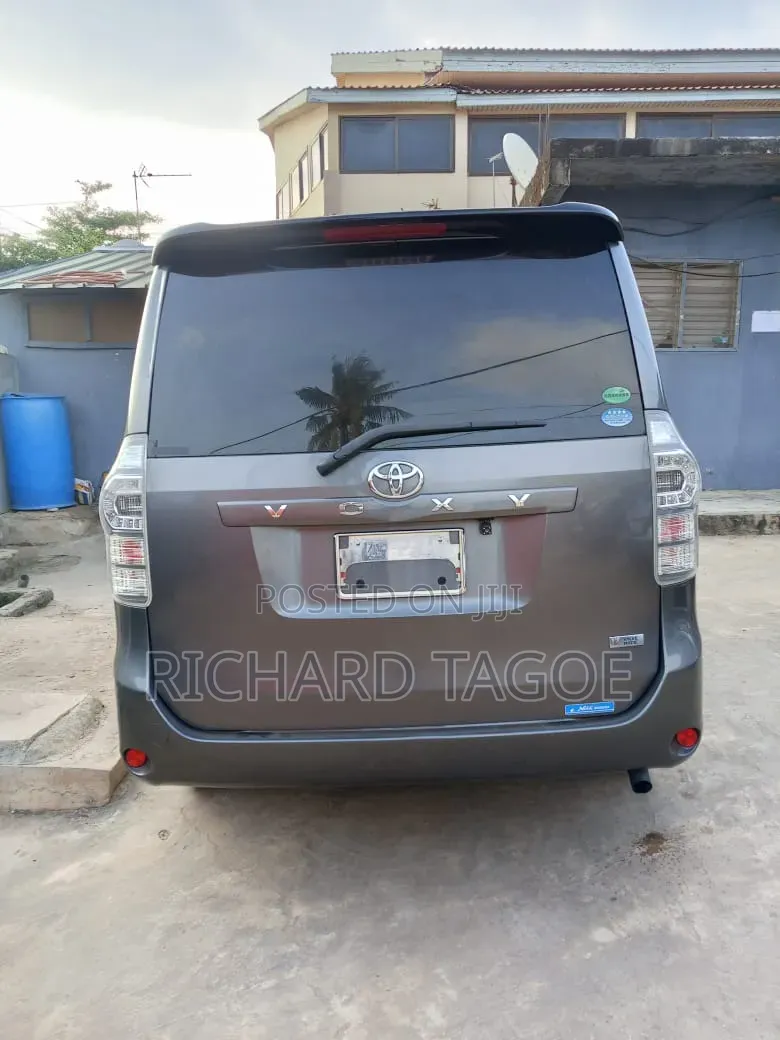 Toyota Voxy 2013 Gray