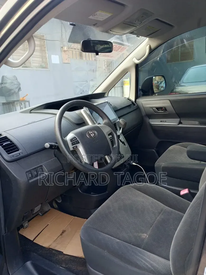 Toyota Voxy 2013 Gray