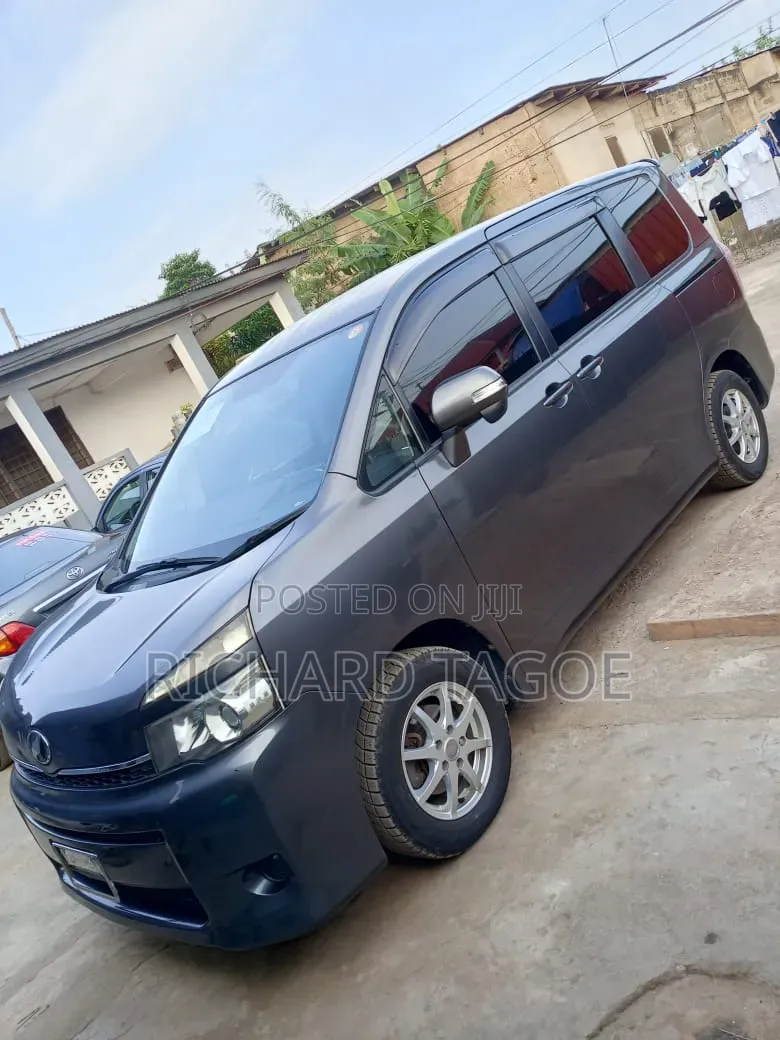 Toyota Voxy 2013 Gray