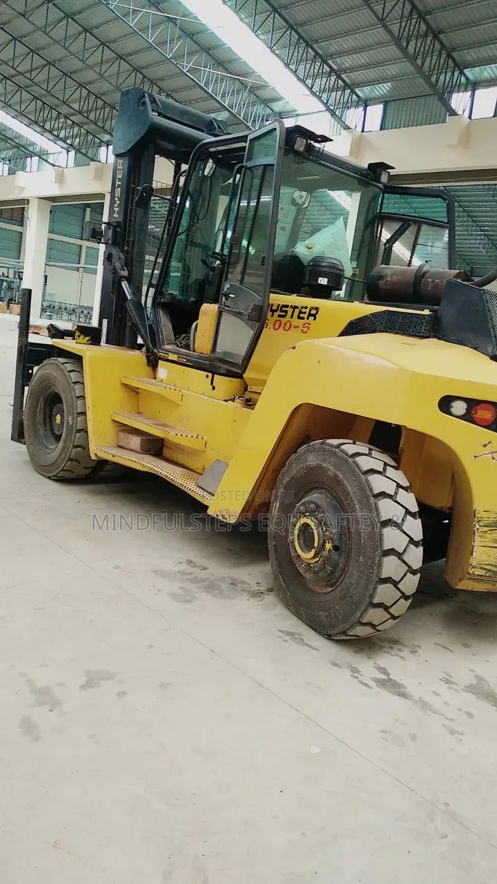 16 Tones Forklift Available for Rentals