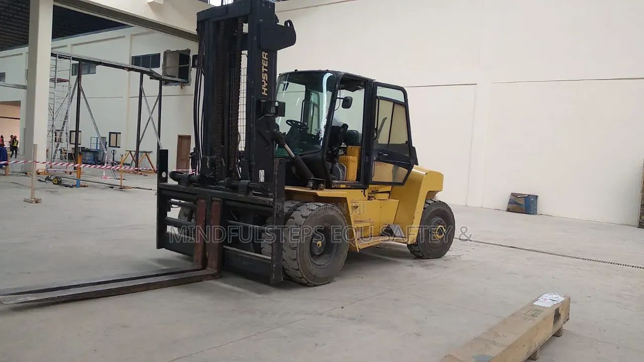 16 Tones Forklift Available for Rentals