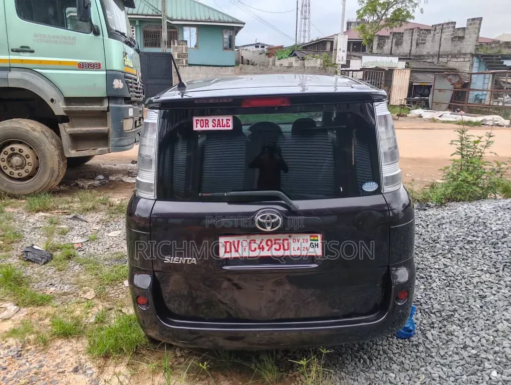 Toyota Sienta 2012 Black