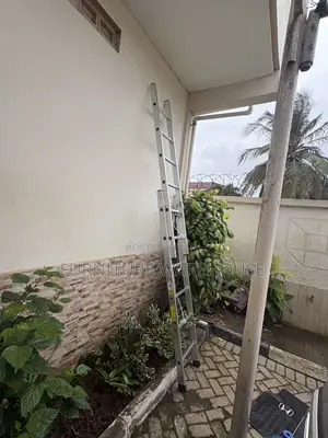 Aluminum Extension Ladder With a Rope and Pulley Syste