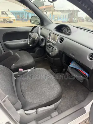 Toyota Sienta 1.5 FWD 2013 White